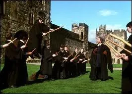 Qui russit le/la premier/premire  prendre son balai en main aprs avoir dit :  Debout  ?