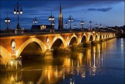 Quelle est la longueur du clbre Pont de pierre de Bordeaux ?
