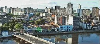 Ce tour du monde des villes se termine  Recife et son large pont. O est-ce ?