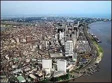 Voici une vue arienne de la ville de Lagos. O se trouve exactement cette mtropole ?