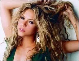 Cette artiste chante. .