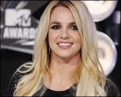 Cette artiste chante . .