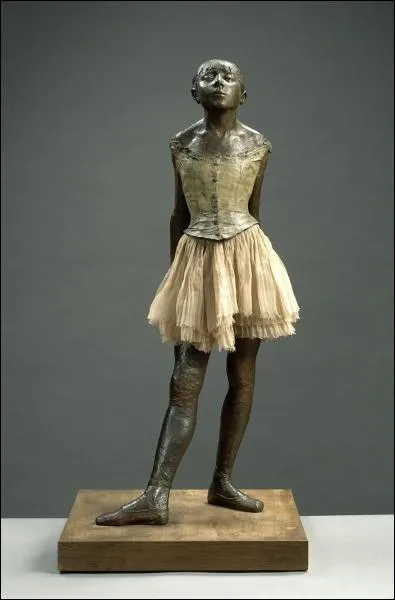 D'aprs le nom donn a cette sculpture par Degas, quel ge a cette danseuse ?