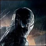 Spider-Man enfile parfois un costume noir ( la place de son costume habituel rouge et bleu).