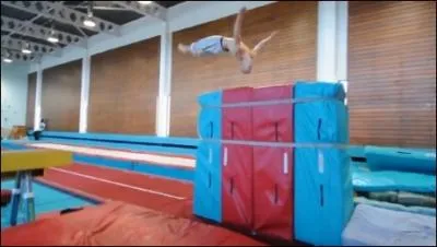  combien de mtres a-t-il fait un salto avant demi-vrille ?