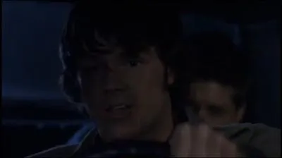 Dans le btisier de la saison 1, alors qu'ils tournent la scne durant laquelle John, Dean et Sam ont l'accident de voiture avec le camion, que fait Jared qui fait rire les autres ?