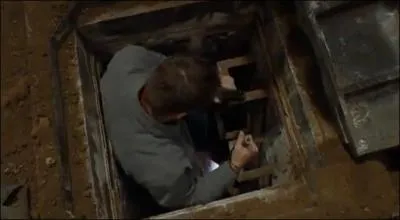 Dans le btisier de la saison 2, que se passe-t-il lorsque Jensen puis Jared descendent dans un trou/tunnel ?