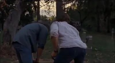 Dans le btisier de la saison 2, que se passe-t-il dans le cimetire, alors qu'ils sont censs reboucher une tombe ?