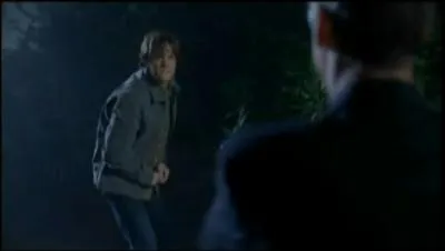 Dans le btisier de la saison 3, lorsque Jared se fait projeter dans les airs par un dmon, que fait-il ?