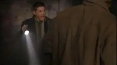 Dans le btisier de la saison 4, que fait Jensen alors qu'un chat lui fait peur en sortant d'une armoire ?