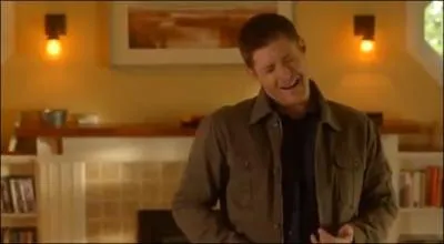 Dans le btisier de la saison 7, que fait Jensen aprs avoir bafouill ?