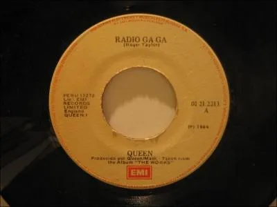 Chanteuse blonde amricaine, ne en 1986, l'extravagance ne vous effraie pas, vous tes mme capable de vous mettre pratiquement  nu en public !