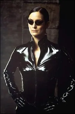 A un moment du film, Trinity a failli se faire tuer par un agent. No la sauve, Mais Trinity meurt peu de temps aprs. Que fait No  ce moment-l ?