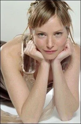 Qui incarne-t-elle dans  Oblivious  ?