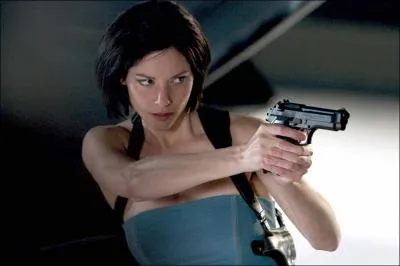 Qui incarne-t-elle dans la saga  Resident Evil  ?
