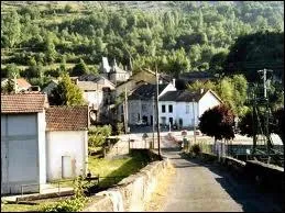 Les habitants du village Arigeois de Urs sont les ...