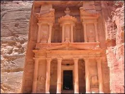 Petra est une ville antique au riche pass mais o se situe-t-elle ?