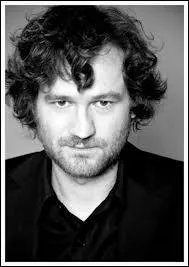 Quel humoriste est sur la photo ?