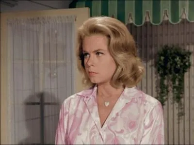 Dans cette srie diffuse  partir du17juillet1966sur la 1re chane de l'ORTF, il y a eu 254 pisodes, Elizabeth Montgomery est . .