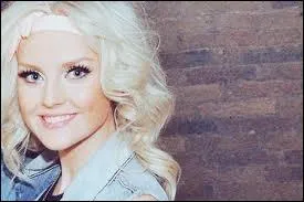 Comment s'appelle-t-elle ? (Nom Complet). Et avec qui sort-elle ?