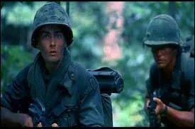 Quel personnage joue Charlie Sheen dans  Platoon  ?