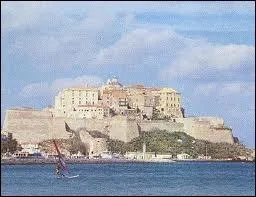 Je me rends  prsent  Calvi, ville Corse o la population porte le nom de ...