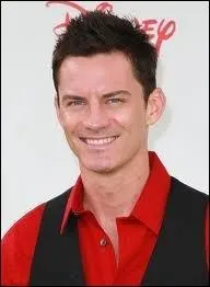 Quel est l'animateur de Shake It Up Chicago ?