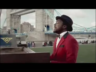 Un pianiste de haut niveau, le Tower Bridge : de quel clip provient cette photo ?