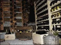 Ferm se dit d'un vin souvent jeune dont les armes ne se livrent pas compltement.