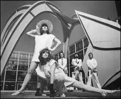 La sonorit de ce titre semble appartenir  la dcennie 70. Qui interprte  Heartache Avenue  cette mme anne 82 ?