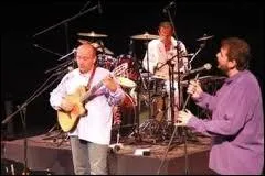 Pour achever cette anne 1983 en beaut, il convient de partir en Corse. Quel groupe polyphonique enregistra  Dumani  ?