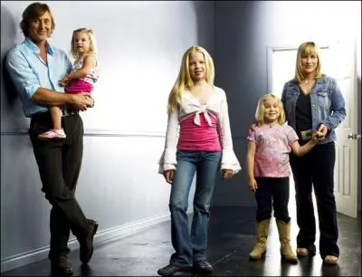 Cette srie met en scneAllison DuBois, une pouse dvoue, mre de trois enfants dans la banlieue de ... . .