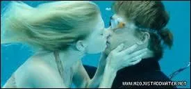 Dans la saison 3, pourquoi Sophie fait-elle tout pour que Rikkie et son frre, Will sortent ensemble ?