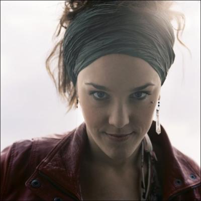 Je me fais connatre en 2010 avec la chanson  Je veux . Qui suis-je ?