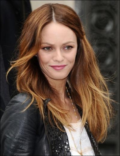 Clbre chanteuse aux dents du bonheur. Je suis dvoile au public en 1987 avec la chanson  Joe le taxi . Qui suis-je ?