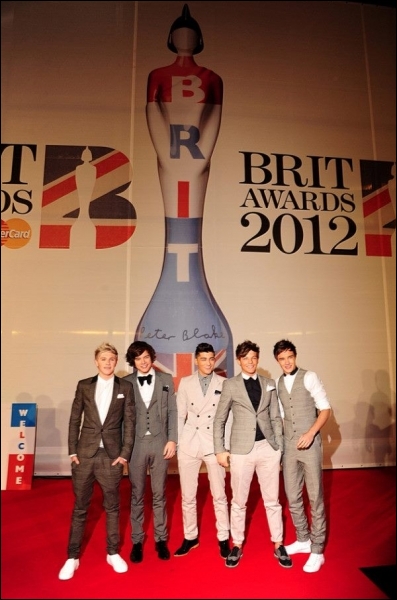 Dans quelle catégorie les garçons ont-ils gagné leur premier prix aux Brit Awards ?