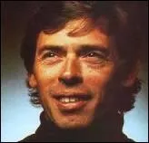   Les gens me regardent de travers. Y en a mme qui rient derrire moi.  