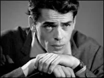   La pluie est traversire. Elle bat de grain en grain. Quelques vieux chevaux blancs. Qui fredonnent Gauguin.  