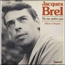   Place de Broukre on voyait des vitrines. Avec des hommes des femmes en crinoline.  