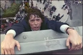   La plage tait dserte et mentait sous juillet. Si elles s'en souviennent, les vagues vous diront.  