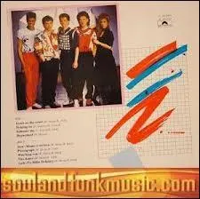 � quel groupe doit-on le titre remuant  down on the street  ?