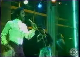 La huitime chanson se nomme  Darlin'  . Quel groupe en est l'auteur ?