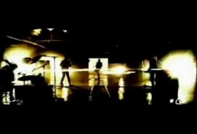 Dans le clip  Attack , quelle est la couleur des cheveux de Jared Leto ?