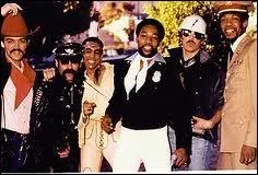 En 1979, l'apparition de ce titre fut surprenante : quel groupe atypique chante  In The Navy  ?