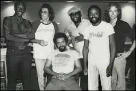 Quel groupe amricain est l'auteur du succs  Street Life  ?