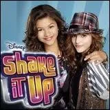 Qui est choisie en 1er dans Shake It Up Chicago ?
