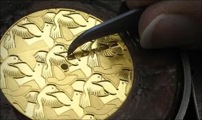 Il pratique un mtier d'art consistant  graver, sculpter des traits entrecroiss.