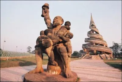 De l, je prends un vol pour atterrir  l'aroport de N'Simalen. Le guide, un bamilk, me conseille de continuer mon vol sur Maroua-Salak pour voir des girafes et des lions du parc de Wasa. Je suis ...