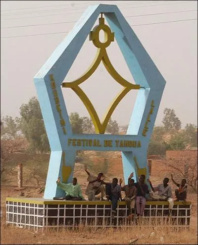 Je m'loigne. Je dsire visiter les mines d'uranium d'Arlit. Le guide, un haoussa, me suggre plutt une balade le long du fleuve Niger, ou les chutes d'eau de Timia. La capitale de ce pays est...