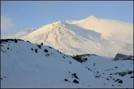 Il est l'un des plus actifs du monde avec presque cent ruptions au 20e sicle. Il culmine  3 330 mtres d'altitude, il s'agit .